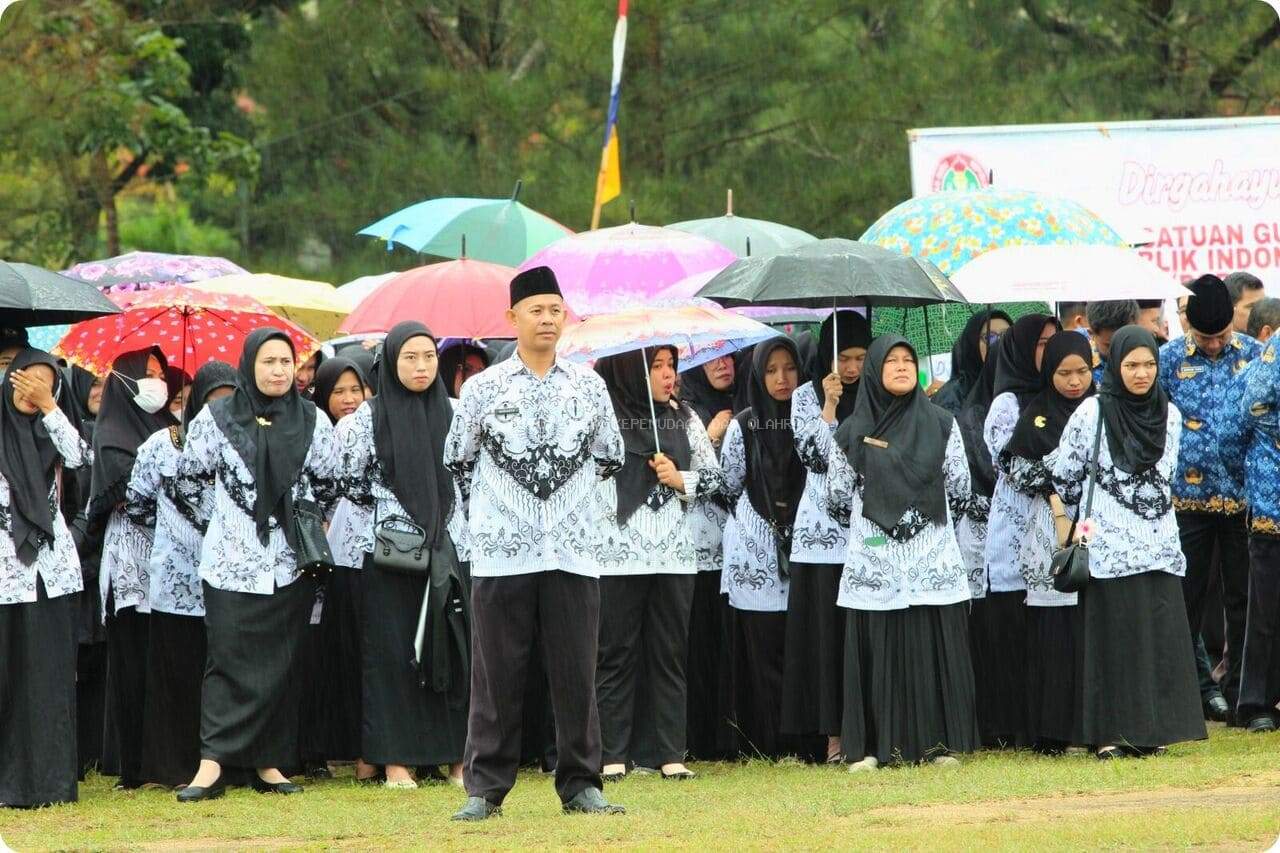 Upacara HGN dan HUT Ke-80 PGRI 2025 Bangka Barat Berlangsung Khidmat, Wabup Bacakan Pidato Menteri Pendidikan